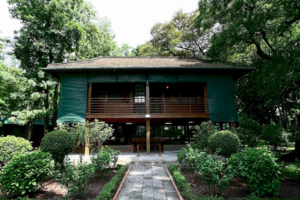 Ho Chi Minh’s Stilt House, the living and working space of the former president, is a popular historic site in Hanoi for both Vietnamese and foreign travelers (Sources: Internet)